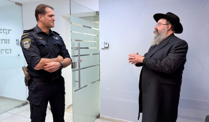 יו"ר ועד כפר חב"ד העניק מצה שמורה למפקד המשטרה