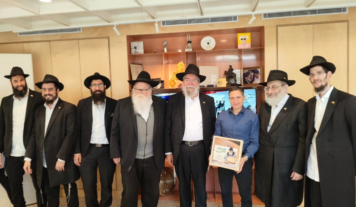 באר שבע: השלוחים העניקו מצה שמורה לרה"ע וצמרת העירייה