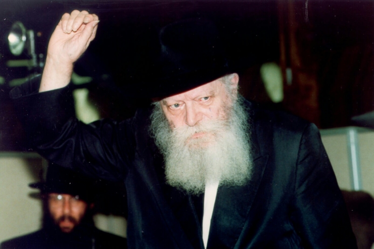 "הקב"ה עצמו נמצא בהתגלות, ובמה הוא עסוק"?