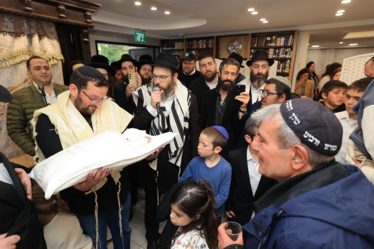 תל אביב: שמחת ברית המילה לבנו של האמן ברק גרוסברג