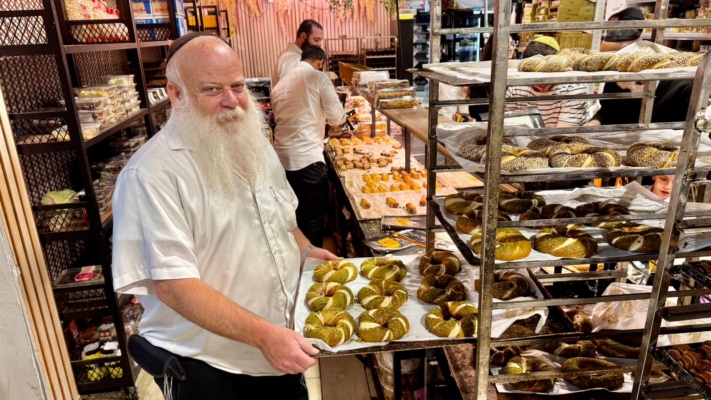 בירת חב''ד: מוצאי שביעי של פסח בסופר בייץ'