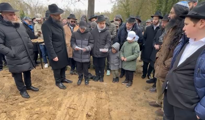 קורע לב: הקדיש של ילדי השליח הרב גולובוצוב ע"ה בברלין