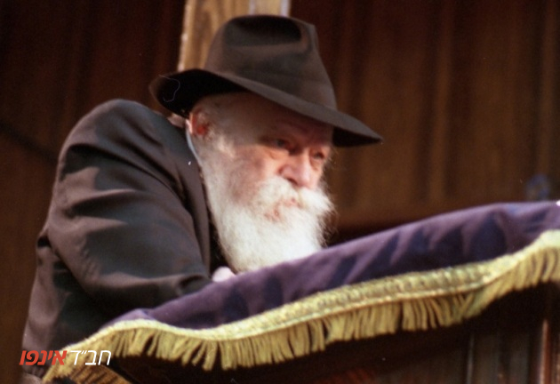 האדמו"ר מלעלוב קיבל את הספר 'דבר מלכות' על הלכות מלכים