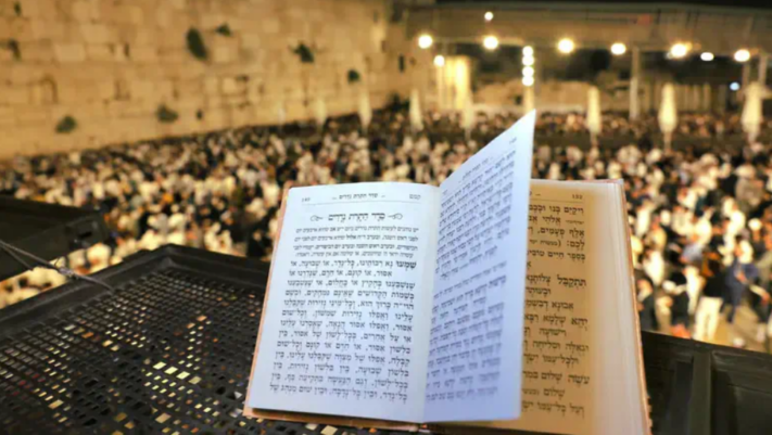 למעלה מ-100 אלף איש חגגו את חג השבועות בכותל המערבי