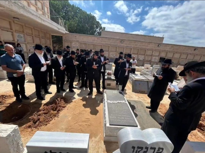 בכאב: משפחת אמיתי עלתה לקבר של ר' שמואל אמיתי ע''ה