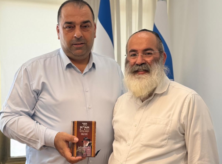 לבקשתו: ח''כ עאבד עפיף קיבל חת''ת וקופת צדקה משליח הרבי