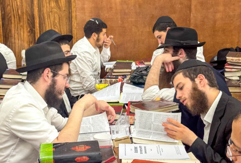 בחור סיים את כל הליקוטי שיחות; החברים התיישבו להתוועד