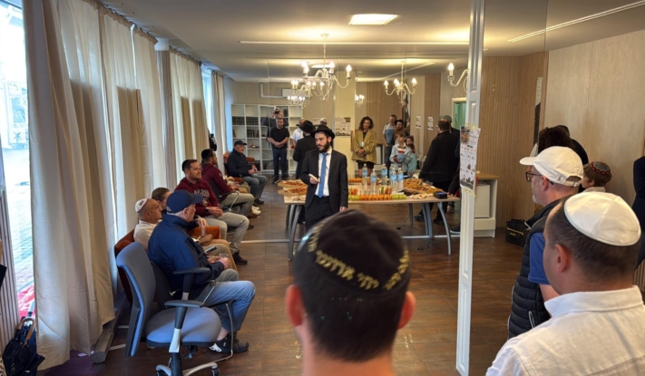 קביעת מזוזות בבית חב''ד החדש ביורמלה, לטביה