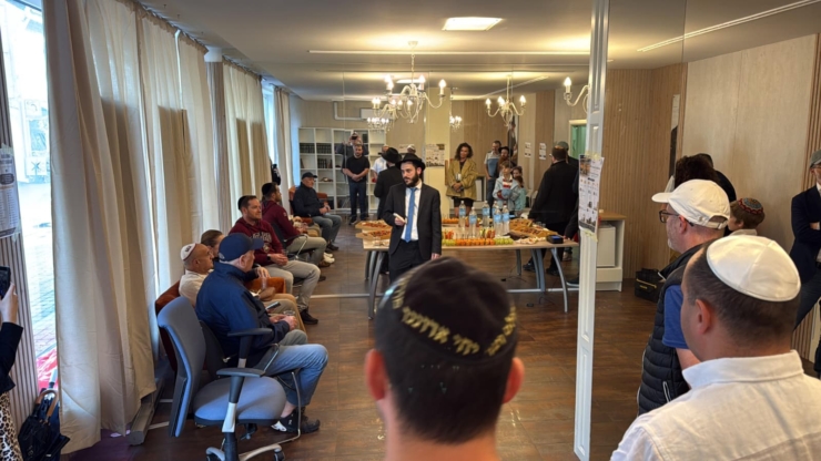 קביעת מזוזות בבית חב''ד החדש ביורמלה, לטביה