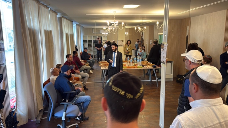 פאריז, צרפת: קהל רב בהתוועדות מרוממת לרגל חג הגאולה