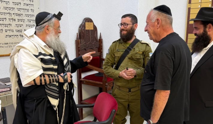 הפרשן הישראלי והכוכב לשעבר ביקר בבית חב"ד שדרות